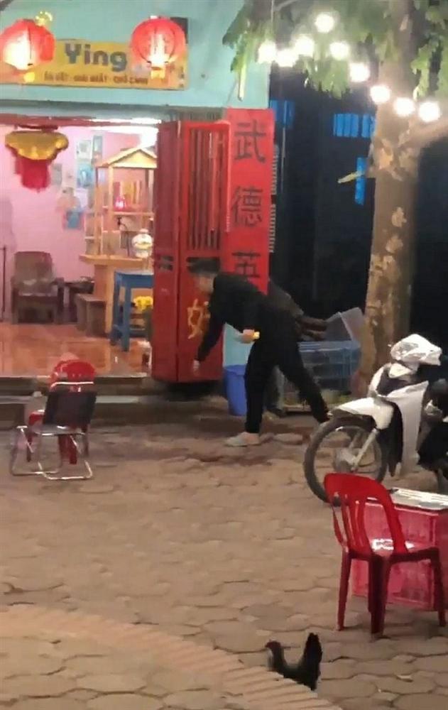 Clip: Nam thanh niên điên rồ tưới xăng đốt quán cà phê rồi bỏ đi-2