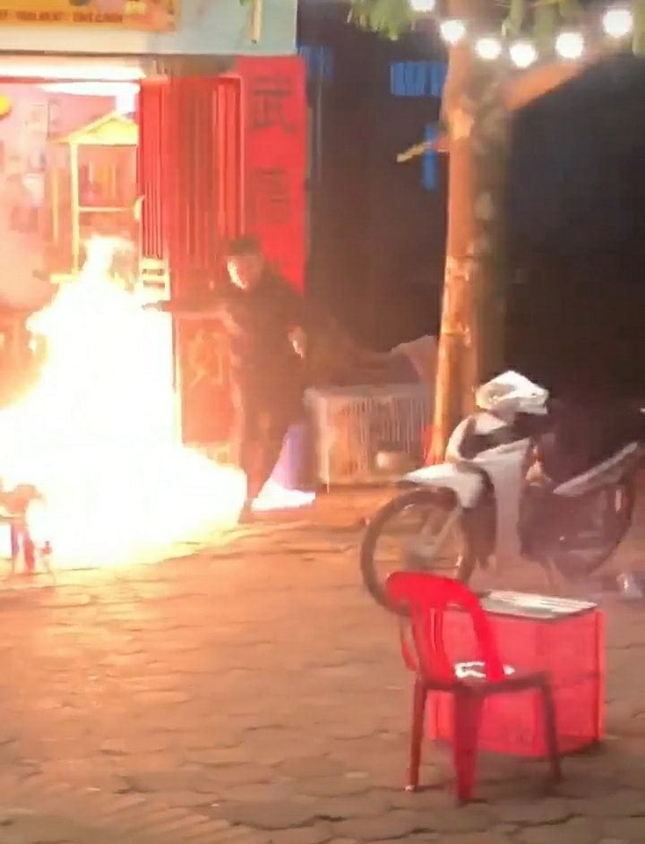 Clip: Nam thanh niên điên rồ tưới xăng đốt quán cà phê rồi bỏ đi-3