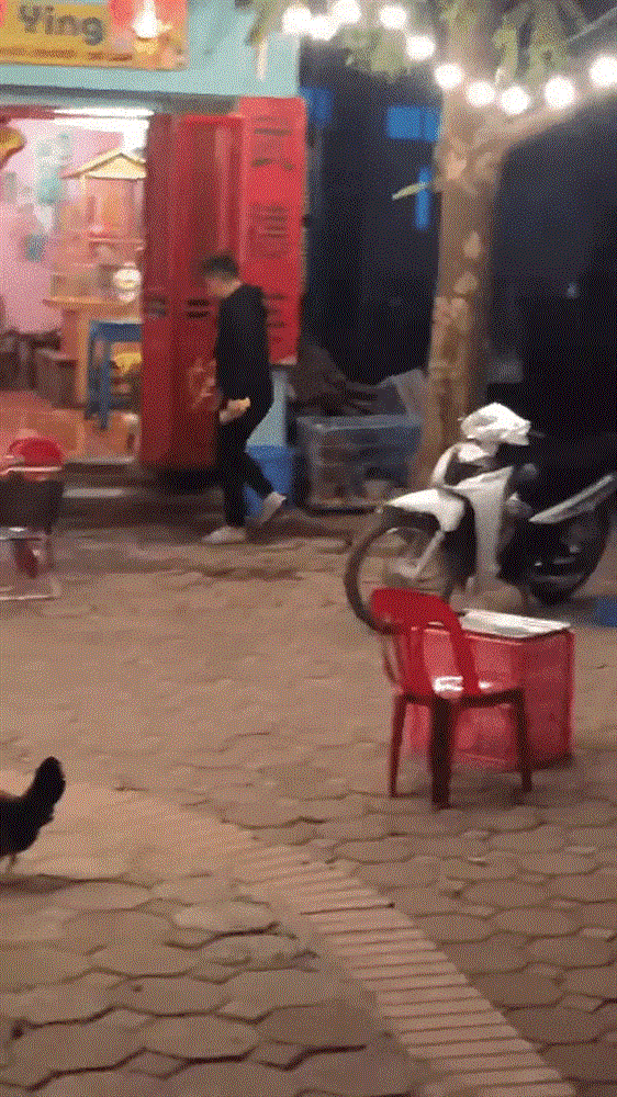 Clip: Nam thanh niên điên rồ tưới xăng đốt quán cà phê rồi bỏ đi-1