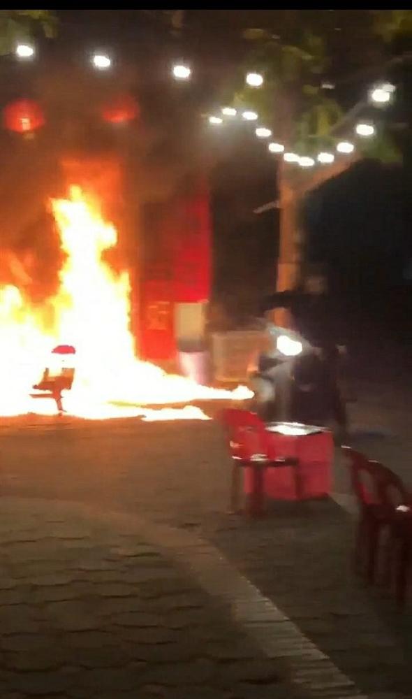 Clip: Nam thanh niên điên rồ tưới xăng đốt quán cà phê rồi bỏ đi-4