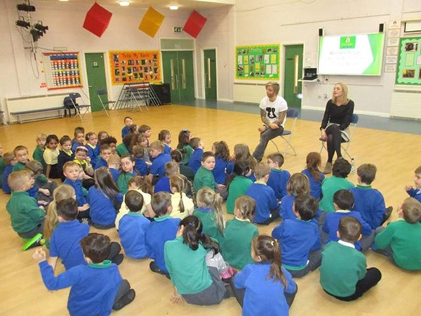 Cậu bé mặt chim” sinh ra mới chưa đầy 2 ngày đã bị bố mẹ bỏ rơi vì quá xấu xí gây bất ngờ với cuộc sống hiện tại bên bạn đời xinh đẹp-8