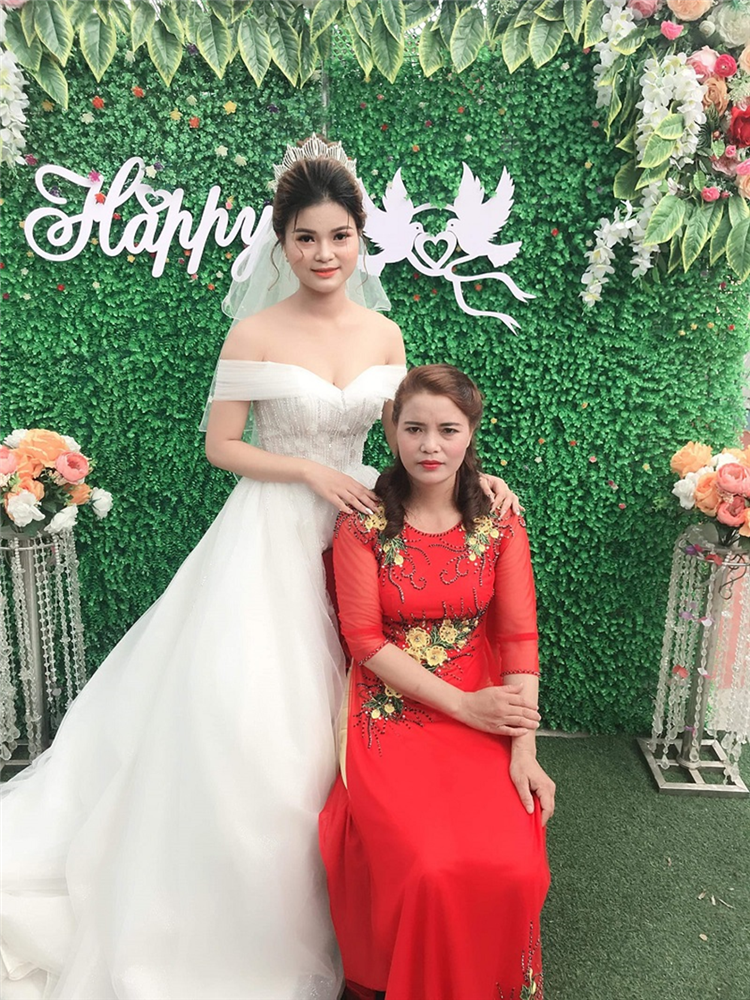 Sinh năm 1981 đã lên chức ông ngoại, ngày cưới cô dâu phải để bố ngồi xuống chụp ảnh, tránh nhầm với... chú rể-2