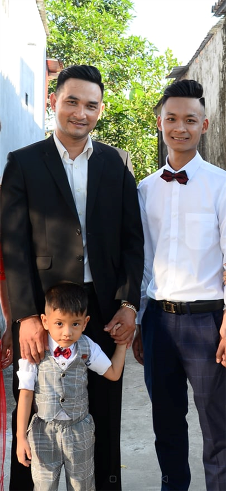 Sinh năm 1981 đã lên chức ông ngoại, ngày cưới cô dâu phải để bố ngồi xuống chụp ảnh, tránh nhầm với... chú rể-5