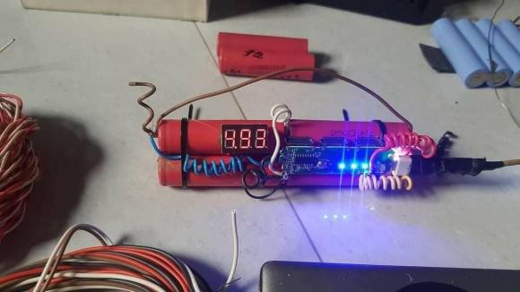 Đi đám cưới người yêu cũ, chàng trai làm món quà tự chế để tặng, ai ngờ bị cả họ tình cũ kéo đến tận nhà tìm-2