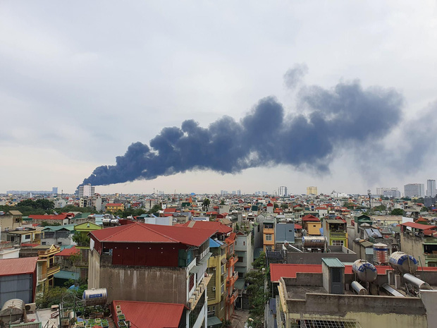 Hà Nội: Cháy lớn bãi rác rộng hơn 1.000m2 dưới chân cầu Thanh Trì, khói đen bao trùm cả bầu trời-1