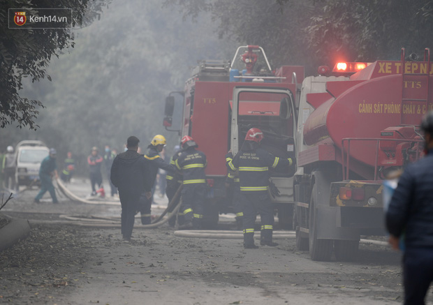 Hà Nội: Cháy lớn bãi rác rộng hơn 1.000m2 dưới chân cầu Thanh Trì, khói đen bao trùm cả bầu trời-2