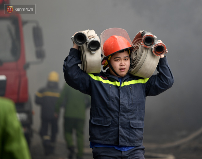 Hà Nội: Cháy lớn bãi rác rộng hơn 1.000m2 dưới chân cầu Thanh Trì, khói đen bao trùm cả bầu trời-3
