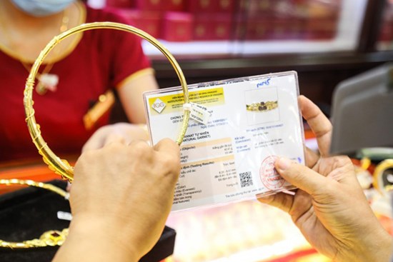 Giá vàng bất ngờ tăng vọt qua mốc 56 triệu đồng/lượng