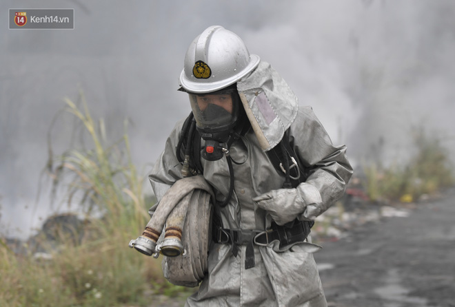 Hà Nội: Cháy lớn bãi rác rộng hơn 1.000m2 dưới chân cầu Thanh Trì, khói đen bao trùm cả bầu trời-14