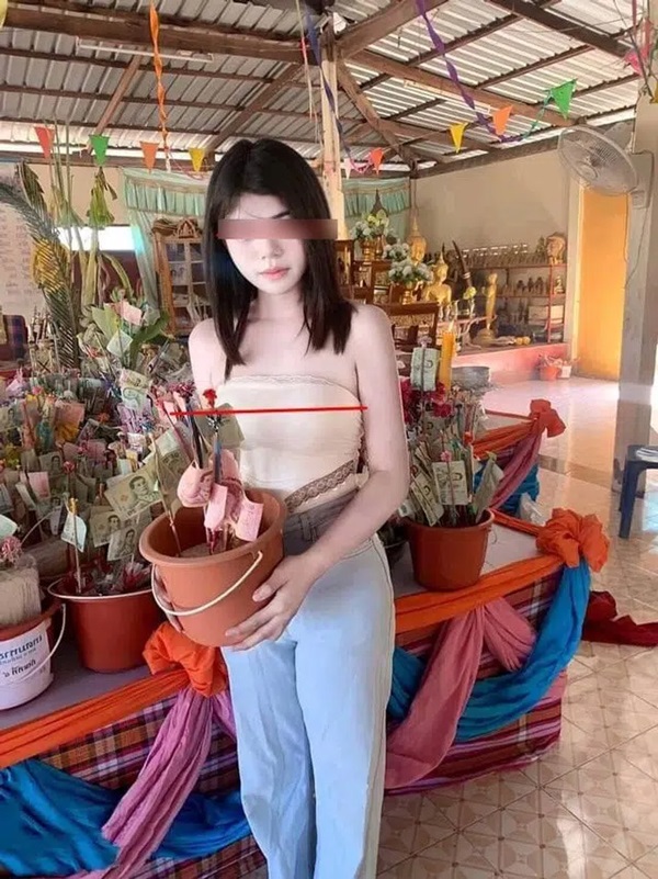 Đi lễ chùa, cô gái trẻ ăn mặc phản cảm khiến dân tình nóng mắt nhưng lời giải thích đưa ra mới sốc tận óc-2