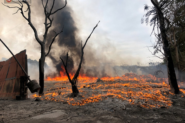 Hà Nội: Cháy lớn lán gửi xe cạnh chung cư, người dân hoảng loạn-6