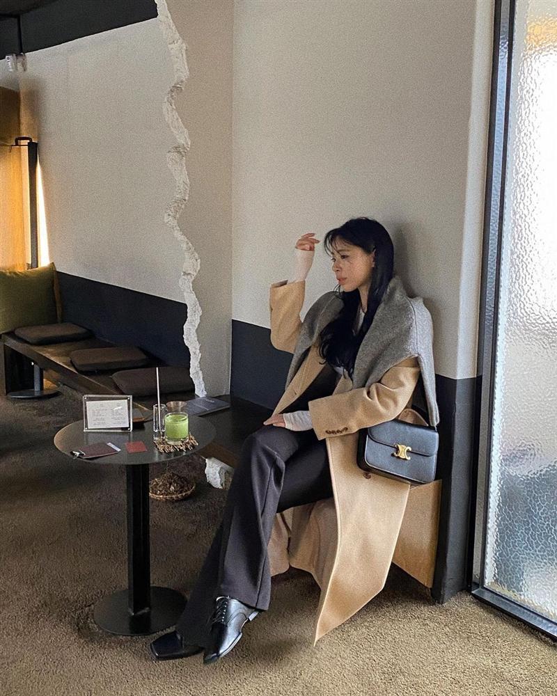 Trời rét đậm là chị em phải ôn lại ngay 4 cách diện áo khoác dạ siêu ấm mà sang chảnh, thanh lịch có thừa của gái Hàn-4