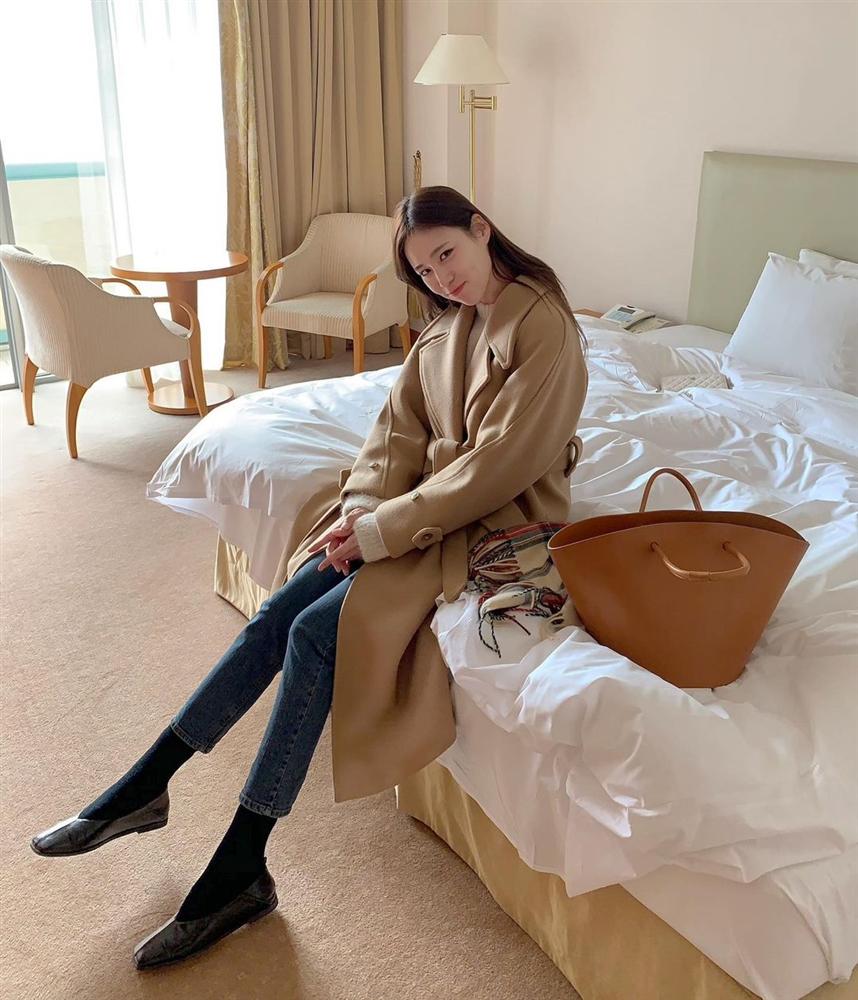 Trời rét đậm là chị em phải ôn lại ngay 4 cách diện áo khoác dạ siêu ấm mà sang chảnh, thanh lịch có thừa của gái Hàn-8