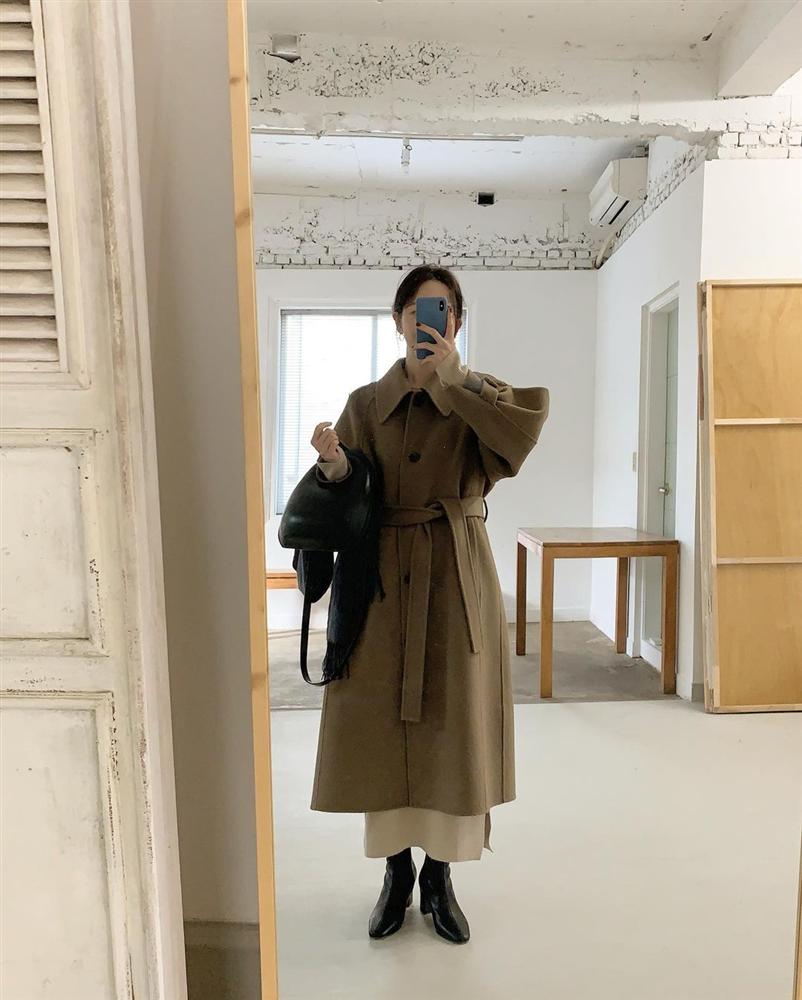 Trời rét đậm là chị em phải ôn lại ngay 4 cách diện áo khoác dạ siêu ấm mà sang chảnh, thanh lịch có thừa của gái Hàn-9