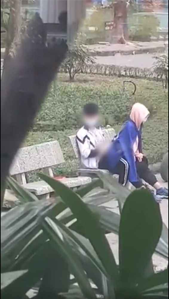 Cặp đôi mặc đồng phục học sinh thản nhiên mây mưa giữa ban ngày, trong công viên ở Hà Nội gây xôn xao-1