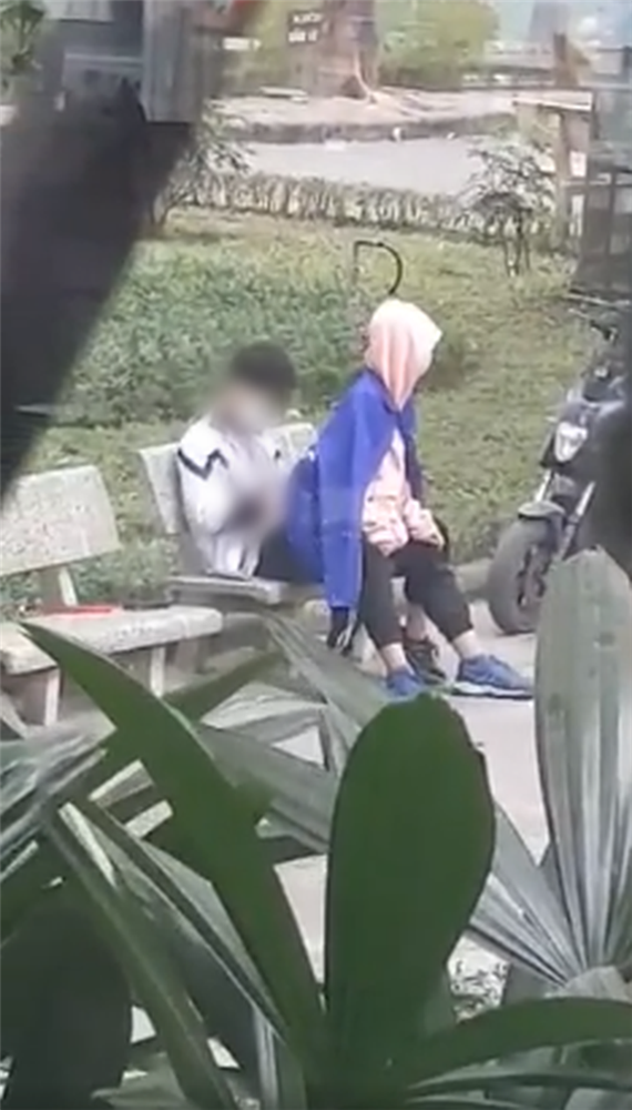 Cặp đôi mặc đồng phục học sinh thản nhiên mây mưa giữa ban ngày, trong công viên ở Hà Nội gây xôn xao-2