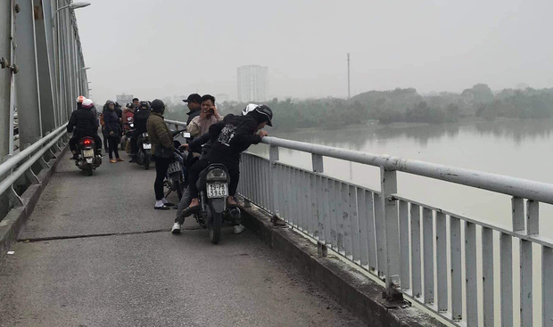 Vợ ôm con 14 tháng tuổi nghi nhảy cầu ở Nghệ An: Xót xa hình ảnh người chồng quỳ gối bên sông chờ đợi-1