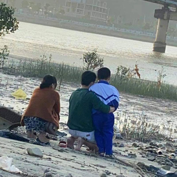 Vợ ôm con 14 tháng tuổi nghi nhảy cầu ở Nghệ An: Xót xa hình ảnh người chồng quỳ gối bên sông chờ đợi-2
