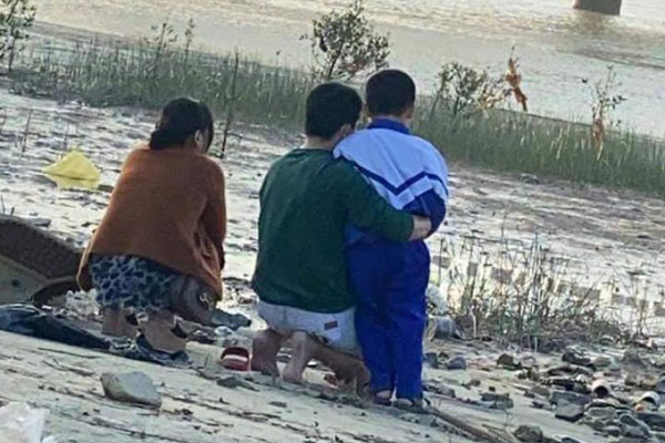 Vụ mẹ ôm con nhảy cầu Bến Thuỷ tự tử: Đã tìm thấy thi thể người mẹ-3