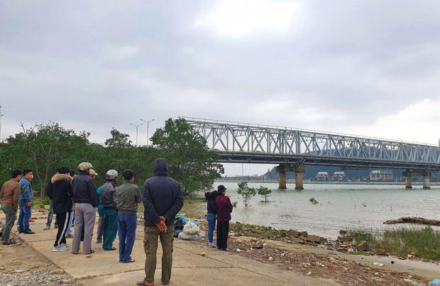 Vợ ôm con 14 tháng tuổi nghi nhảy cầu ở Nghệ An: Xót xa hình ảnh người chồng quỳ gối bên sông chờ đợi-3