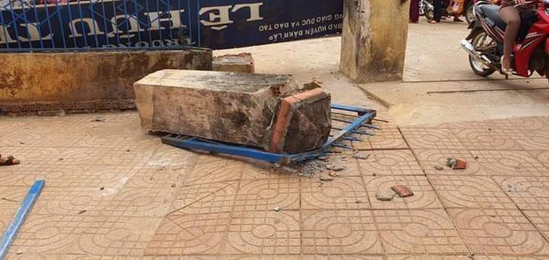 Thương tâm: Cổng trường đổ sập đè chết một học sinh lớp 4-1