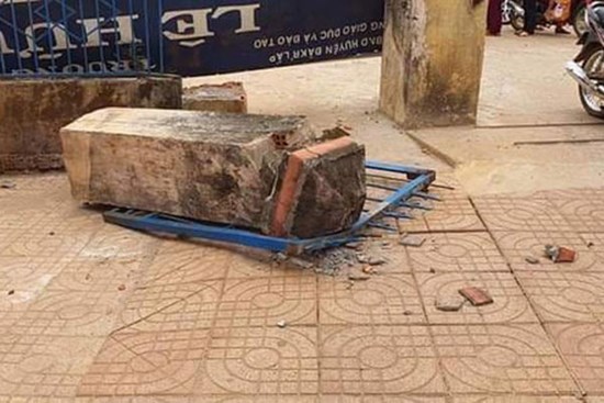 Thương tâm: Cổng trường đổ sập đè chết một học sinh lớp 4
