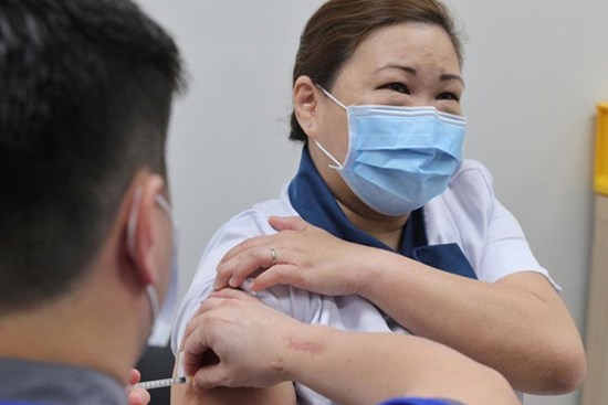 Nước đầu tiên ở Đông Nam Á tiêm vaccine Covid-19 cho người dân