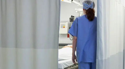 Nữ y tá cởi đồ bảo hộ rồi ân ái với bệnh nhân mắc Covid-19 trong nhà vệ sinh khiến dư luận phẫn nộ-1
