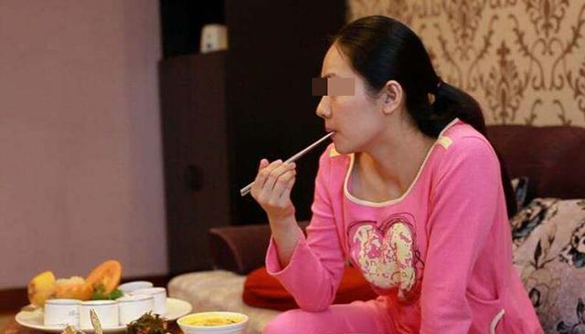 Cô gái 24 tuổi già như bà lão 60 chỉ sau một tháng sinh con, cuộc sống hiện tại của cô sau 17 năm còn bất ngờ hơn nữa!-8