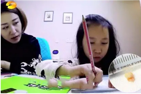 Trường Giang hay cười hềnh hệch trên sân khấu nhưng ngoài đời là ông bố giỏi dạy con ra trò, nhìn vài hành động nhỏ đủ hiểu-5