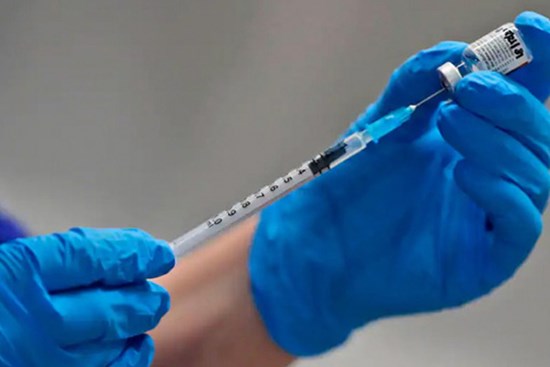 Y tá Mỹ dương tính với SARS-CoV-2 sau hơn một tuần tiêm vaccine Covid-19