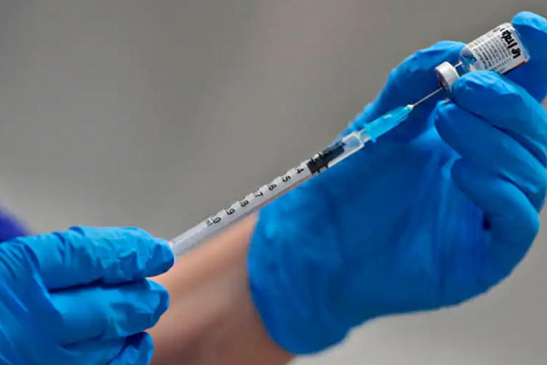 Y tá Mỹ dương tính với SARS-CoV-2 sau hơn một tuần tiêm vaccine Covid-19-1