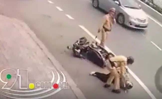 Clip: Kinh hoàng khoảnh khắc xe bồn chạy ẩu tông suýt chết người đàn ông đi xe máy rồi bỏ chạy, đúng lúc CSGT xuất hiện cùng loạt hành động khiến dân mạng thả tim rần rần-1