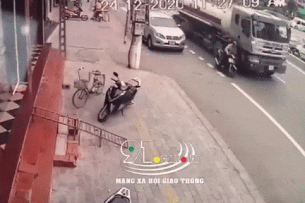 Bức ảnh chiến sĩ CSGT quân phục ướt sũng, lấm lem đất cát thu hút 20.000 like, câu chuyện phía sau mới thực sự gây xúc động-3