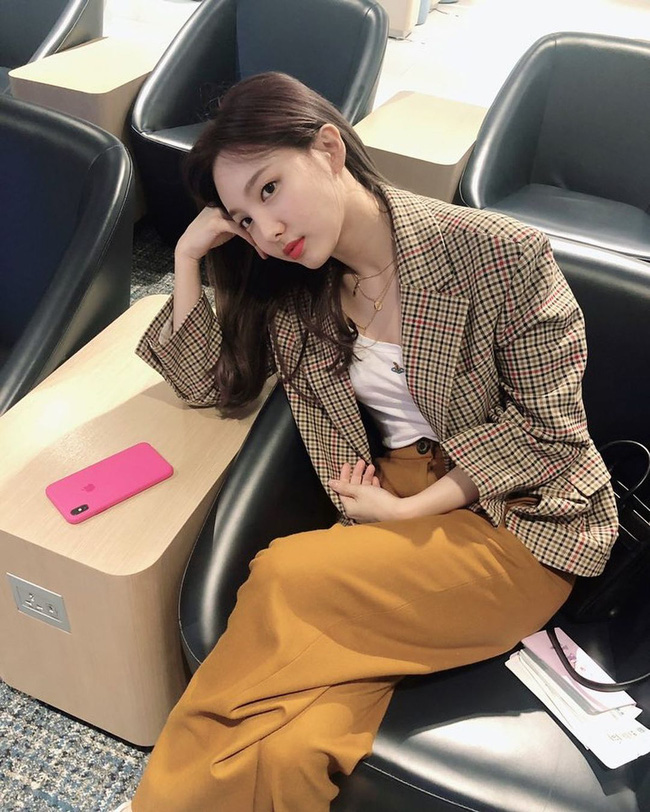 Trên sân khấu thì lồng lộn nhưng TWICE đời thường ăn diện cực đơn giản, xem mà học được bao cách mix đồ sành điệu-2