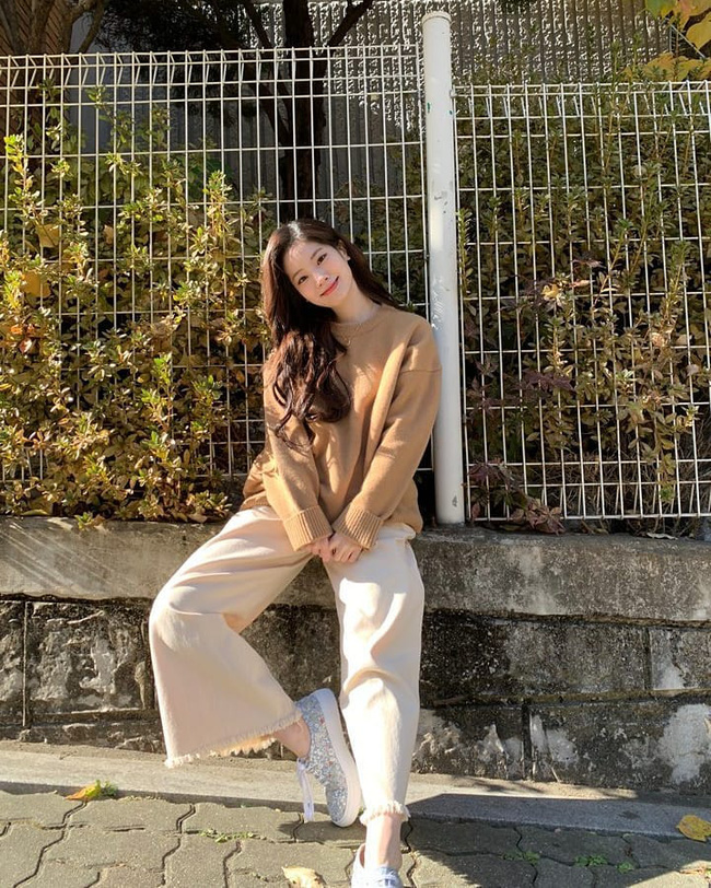 Trên sân khấu thì lồng lộn nhưng TWICE đời thường ăn diện cực đơn giản, xem mà học được bao cách mix đồ sành điệu-5