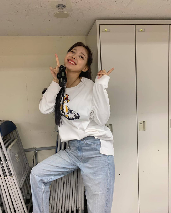 Trên sân khấu thì lồng lộn nhưng TWICE đời thường ăn diện cực đơn giản, xem mà học được bao cách mix đồ sành điệu-6