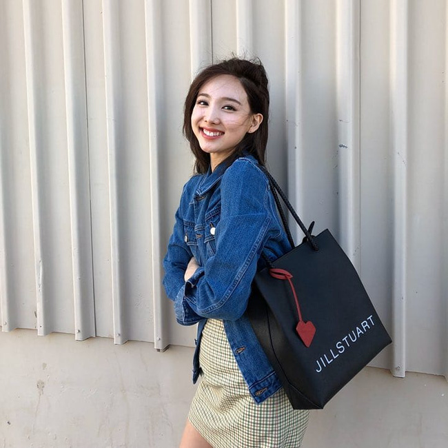 Trên sân khấu thì lồng lộn nhưng TWICE đời thường ăn diện cực đơn giản, xem mà học được bao cách mix đồ sành điệu-7