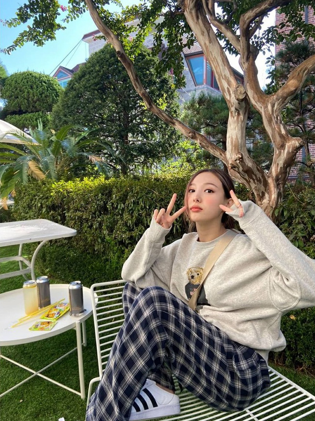 Trên sân khấu thì lồng lộn nhưng TWICE đời thường ăn diện cực đơn giản, xem mà học được bao cách mix đồ sành điệu-9