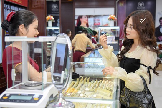 Giá vàng bật tăng mạnh, dự báo sớm đạt đỉnh