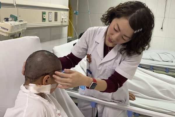 Bé gái 8 tuổi bị lột toàn bộ da đầu do tóc cuốn vào bánh xe-1