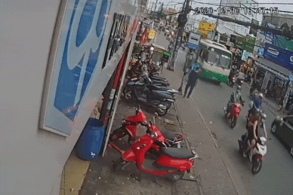 Lao ra trước đầu container ăn vạ, người đàn ông bị nam thanh niên lôi xềnh xệch vào lề đường-1