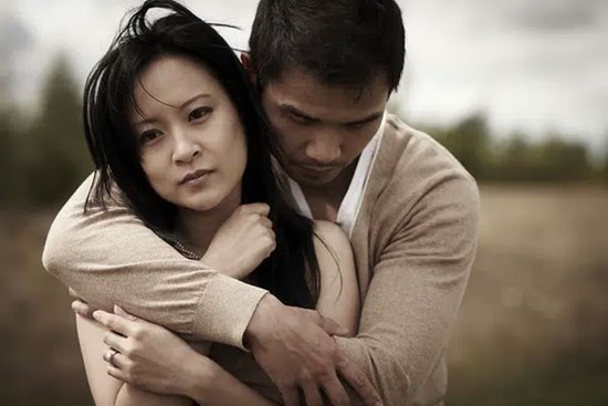 Không tin tưởng vợ, hàng tháng tôi đều đưa tiền cho mẹ giữ để rồi khi xảy ra chuyện, tôi thấy mình tính toán thật