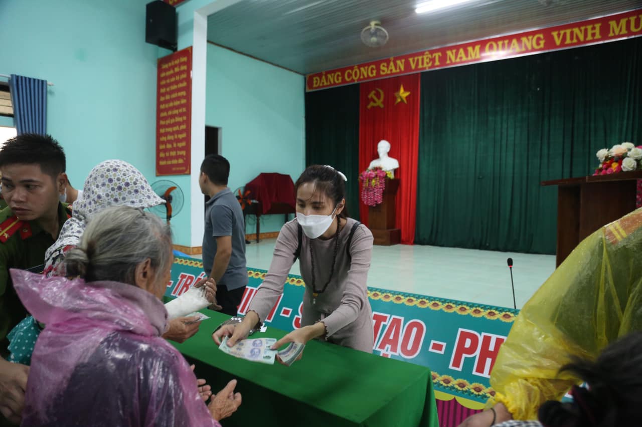 Thủy Tiên tổng kết năm 2020 biến động: quyên góp tổng cộng 194 tỷ đồng cứu trợ người dân miền Tây và miền Trung-6