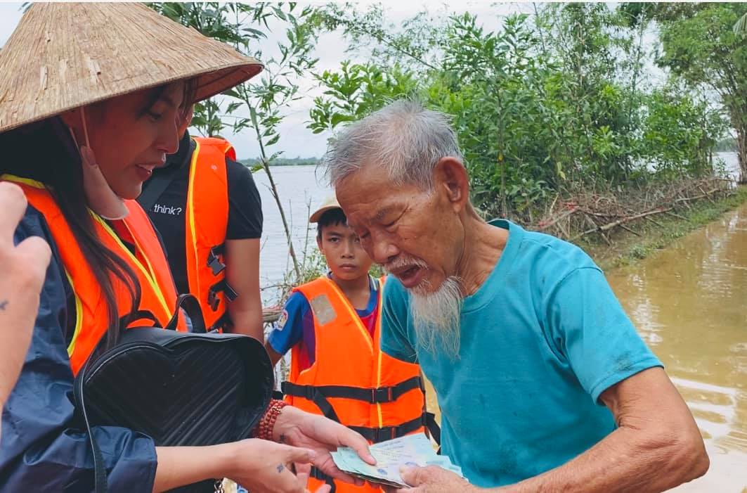 Thủy Tiên tổng kết năm 2020 biến động: quyên góp tổng cộng 194 tỷ đồng cứu trợ người dân miền Tây và miền Trung-7