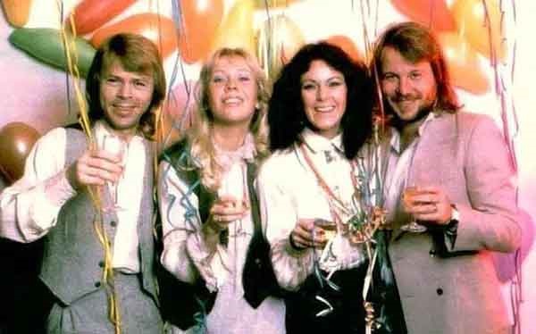 Happy New Year: Ca khúc bất hủ cất lên vào thời khắc giao thừa lại càng thấm thía khi năm 2020 khép lại với đầy suy tư trăn trở-3