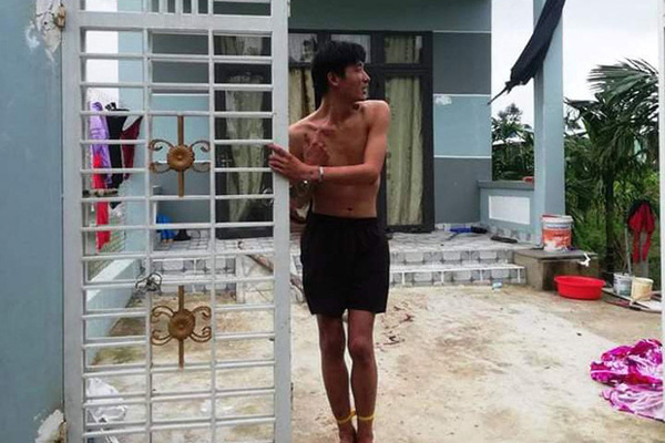 2 thanh niên ngáo đá đập phá hàng chục ô tô ở Đà Nẵng-4
