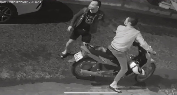 2 thanh niên ngáo đá đập phá hàng chục ô tô ở Đà Nẵng-1