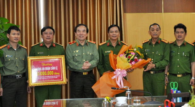 2 thanh niên ngáo đá đập phá hàng chục ô tô ở Đà Nẵng-3