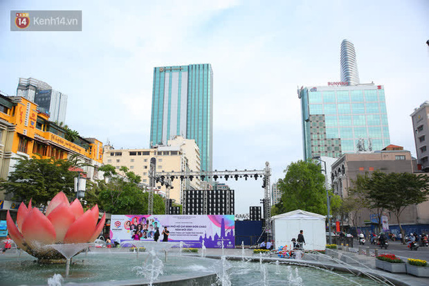 Phố đi bộ Nguyễn Huệ trước giờ Countdown 2021: Vẫn đang gấp rút chuẩn bị cho sân khấu, nhiều người đã đến xí chỗ đẹp-1